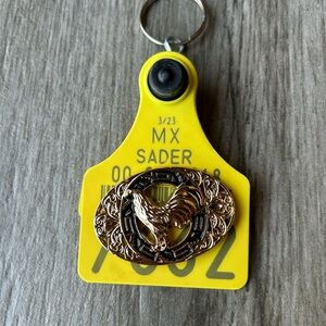 Arete De Vaca Llavero Cattle Tag
Western Keychain with Rooster Design